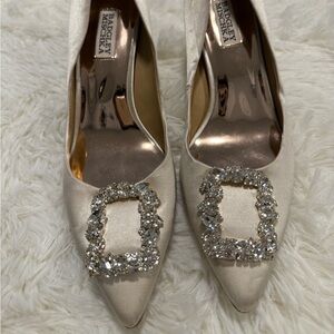 Badgley Mischka size 8 brand new heels white crème color